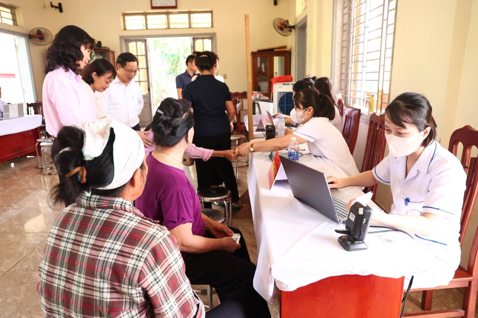Có thể là hình ảnh về một hoặc nhiều người, mọi người đang học và bệnh viện
