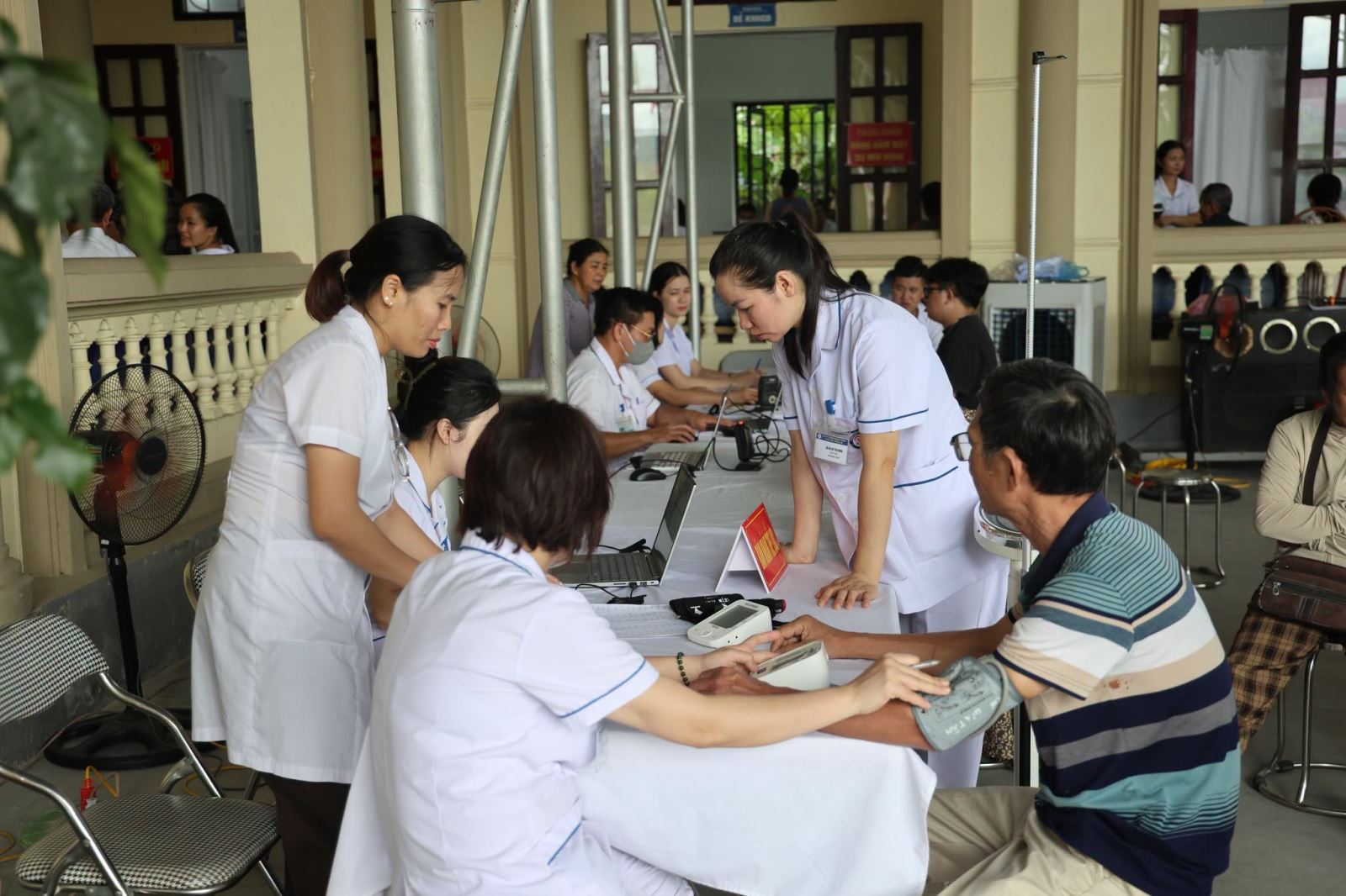 Có thể là hình ảnh về một hoặc nhiều người, mọi người đang học, bàn cờ, bệnh viện và văn bản