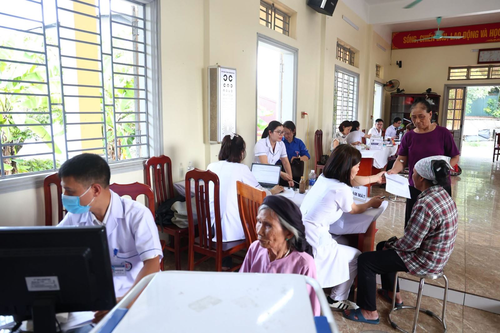 Có thể là hình ảnh về một hoặc nhiều người, mọi người đang học, bàn, bệnh viện và văn bản